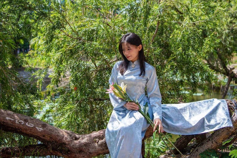Theo báo Lao động, tại nhiều góc trang trí của Thảo Cầm Viên, rất đông các bạn trẻ diện áo dài chụp ảnh, ghi lại khoảnh khắc vui tươi những ngày đầu năm mới.