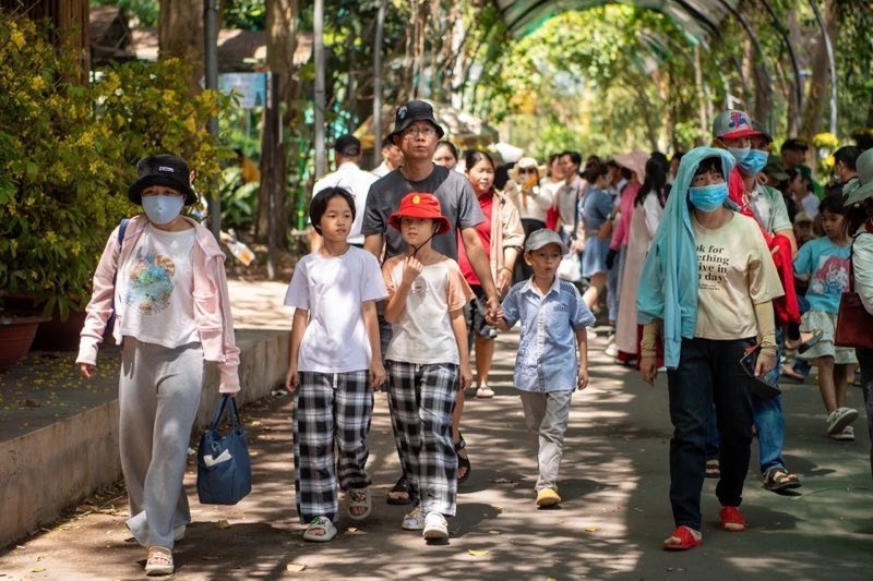 Chị Diệp Linh (phường Thông Tây Hội) đang cùng gia đình nghỉ ngơi trên bãi cỏ chia sẻ: “Gia đình tôi sống tại TPHCM nên thường chọn nghỉ ngơi tại chỗ thay vì đi xa. Chiều nay nắng khá gắt nên vào đây là hợp lý nhất. Dù khách rất đông nhưng không gian rộng, mọi người cũng tự giác giữ gìn trật tự và vệ sinh nên không khí vẫn rất thoải mái, dễ chịu cho các bé vui đùa”.