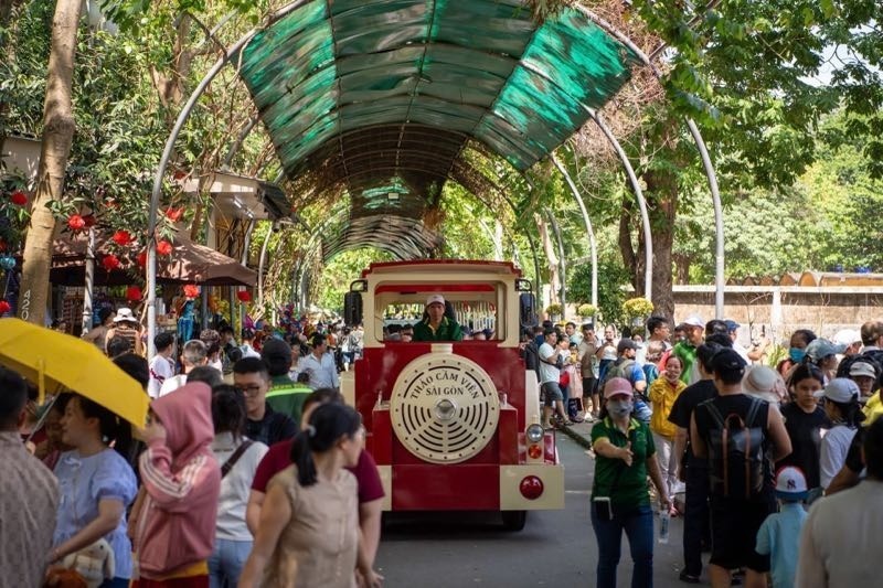 Cùng chung tâm trạng, anh Quốc Bảo (phường Bình Thạnh) cho biết: “Tôi đưa cả nhà vào đây từ trưa, dù lúc này đoàn thú không còn diễu hành nhưng được ngồi dưới tán cây xanh mát như thế này cũng là một cách đón Tết rất thư thái. Việc giá vé không tăng giúp những gia đình đông thành viên như tôi cảm thấy rất thoải mái khi lựa chọn nơi này để du xuân nhiều năm liền”.