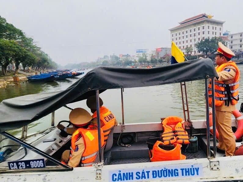 Công tác bảo đảm TTATGT đường bộ, đường thuỷ được các đơn vị triển khai đồng bộ, đúng phương án.