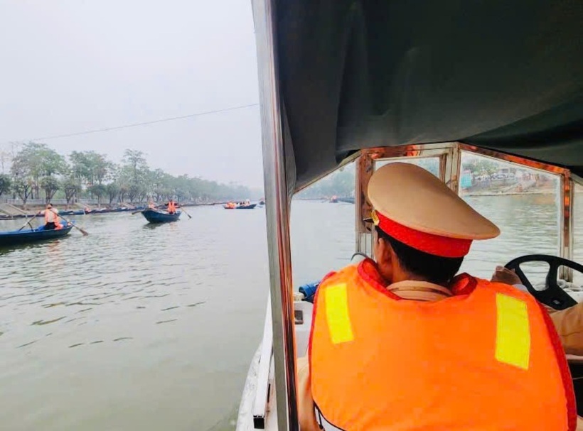 Cảnh sát đường thuỷ Hà Nội bảo đảm an toàn giao thông trên Suối Yến.