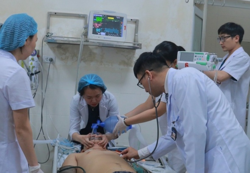 Nam bệnh nhân đang được điều trị tại bệnh viện. Ảnh: NLĐ