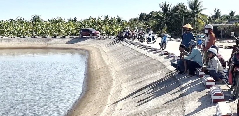 Sau nhiều giờ nỗ lực triển khai công tác tìm kiếm, lực lượng chức năng đã tìm thấy thi thể của hai nạn nhân mất tích tại khu vực Đê Cà Giang. Ảnh: Dân Việt.