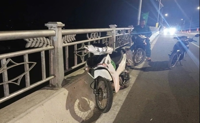 Chiếc xe máy của nam thanh niên bỏ lại đoạn giữa cầu Châu Đốc trước khi nhảy xuống sông Hậu. (Ảnh: Thanh niên)