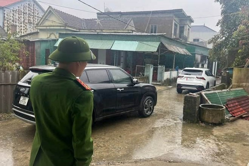 Công an phường Trần Phú đến hiện trường xử lý việc đỗ xe chắn đường cản trở giao thông. Ảnh cắt từ clip