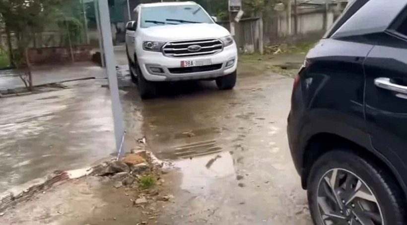 Ô tô màu trắng mang BKS 38A-25.xxx đậu phía sau, khiến ô tô màu đen không thể lùi. Ảnh: Sài Gòn Giải Phóng
