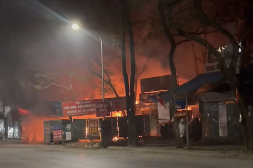 Tiệm sửa xe trên đường Nguyễn Cảnh Dị bốc cháy ngùn ngụt trong đêm mùng 2 Tết. Ảnh: Vietnamnet