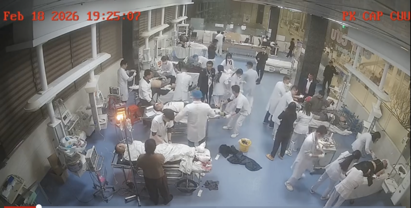 Cấp cứu các bệnh nhân. Ảnh: VietNamNet.