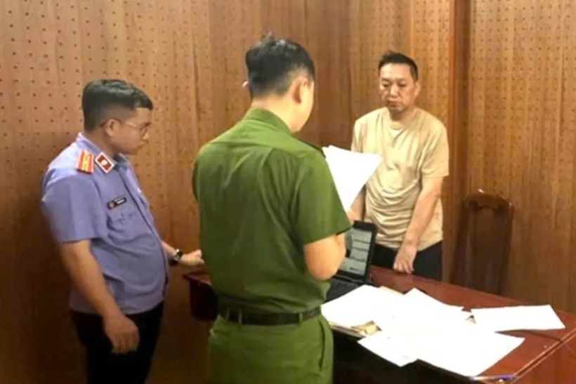 Cơ quan công an đọc lệnh bắt tạm giam đối tượng Zhang Junhua. Ảnh: TTO