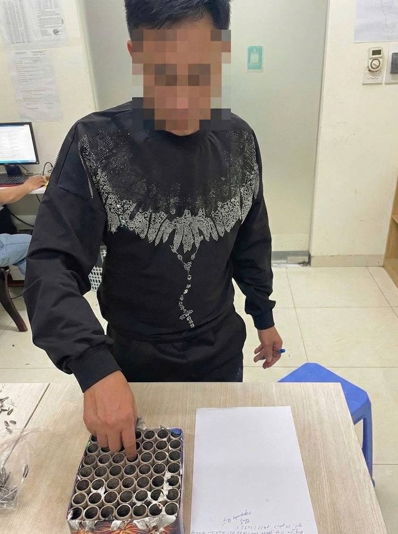 Anh N. D.T cùng xác pháo thu giữ tại trụ sở Công an phường Yên Nghĩa. Ảnh CACC