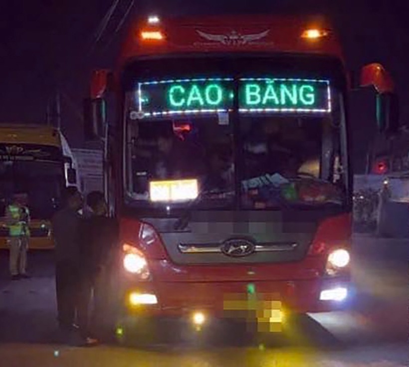 Chiếc xe khách vi phạm chở quá số người quy định. Ảnh: VietNamNet