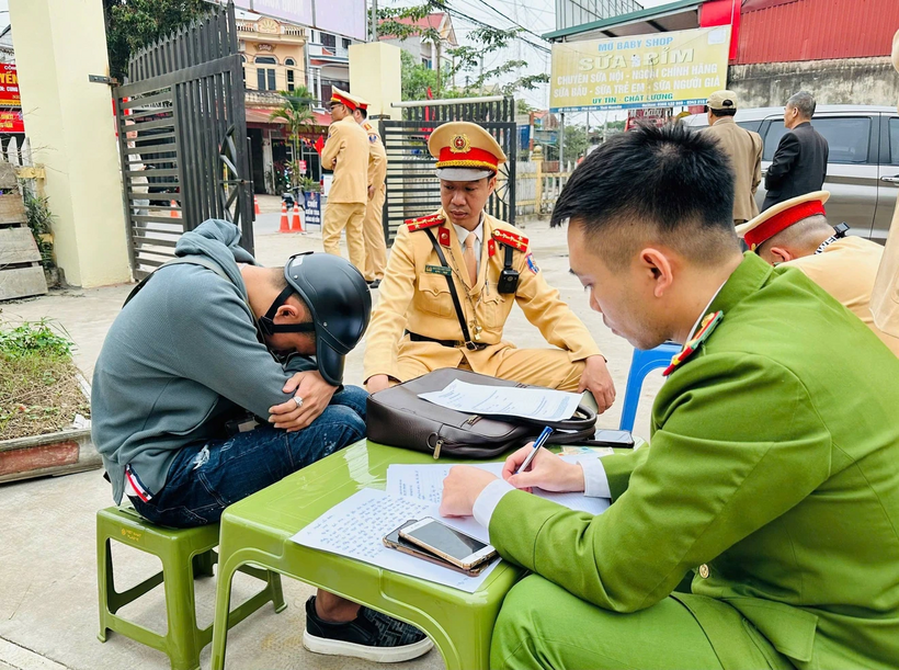 Nam thanh niên đi xe máy không biển số, tông vào CSGT tại chốt đo nồng độ cồn. Ảnh: Báo Tuổi trẻ.