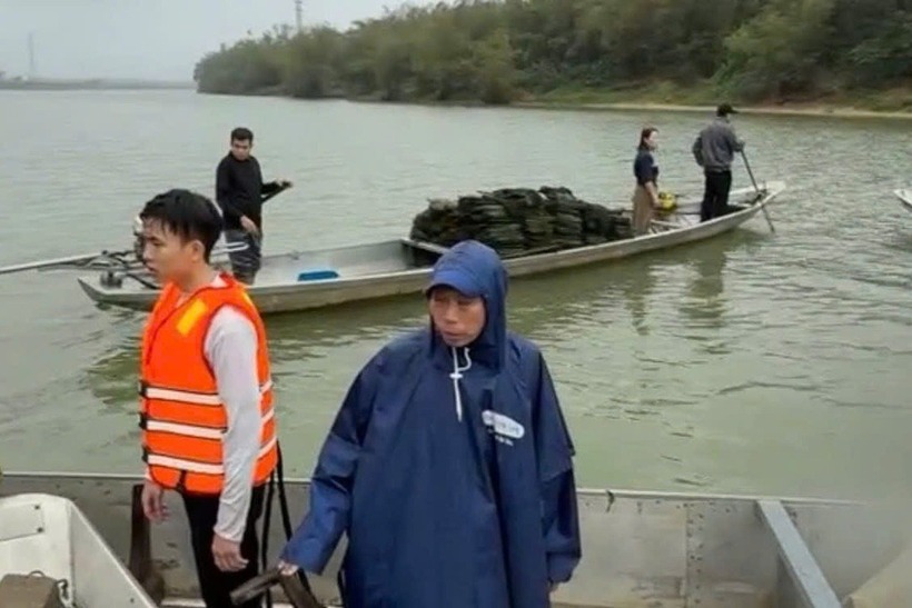 Lực lượng chức năng tìm kiếm người mất tích. Ảnh: Lao Động
