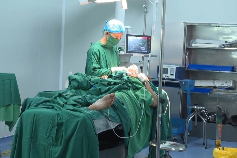 Bác sĩ điều trị cho nạn nhân trong vụ nổ mìn. Ảnh: Dân trí