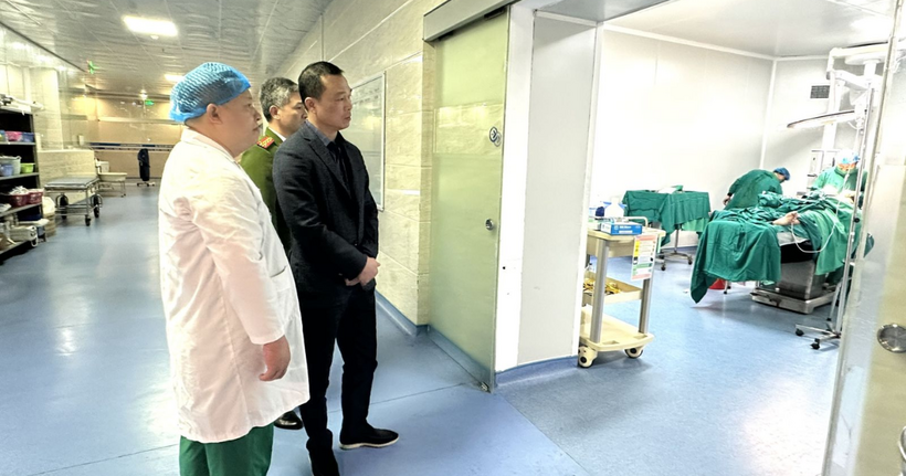 Giám đốc Công an tỉnh Thanh Hóa thăm các nạn nhân đang điều trị tại Bệnh viên Đa khoa quốc tế Hợp Lực. (Ảnh: Công an Thanh Hóa)