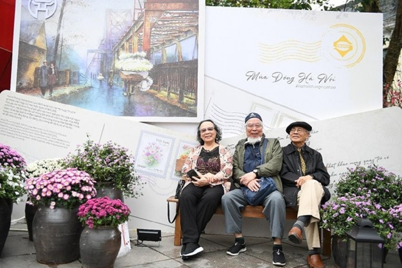 Người dân và du khách thích thú ghi lại những khoảnh khắc xuân bên các tiểu cảnh lấy cảm hứng từ “Hà Nội 12 mùa hoa”.