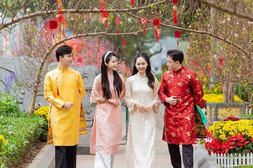 Giới trẻ dạo bước dưới con đường được kết từ những cây đào quý có dáng uốn lượn.