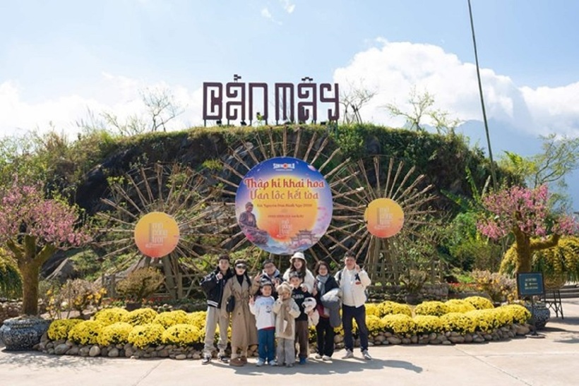 Bản Mây những ngày đầu năm đã thu hút du khách đến để tham gia vào các lễ hội bản địa.