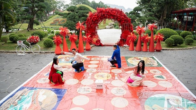 Du khách hào hứng tham gia các trò chơi dân gian.