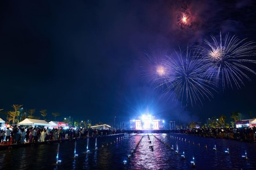 Màn trình diễn pháo hoa và nhạc nước rực rỡ tại Đại lộ Thời đại (Hà Nam) thu hút hàng vạn người dân tham dự đêm giao thừa.