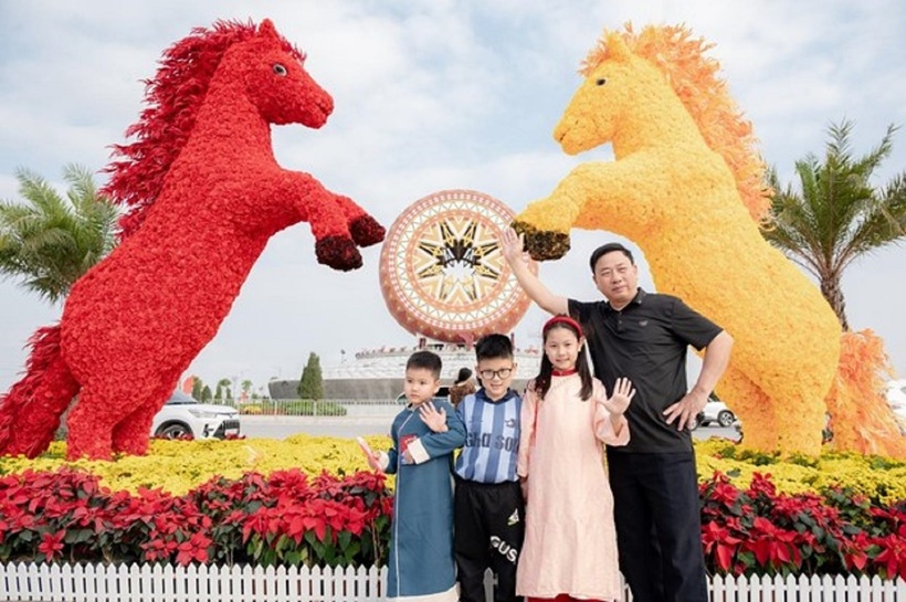 Người dân check-in bên tiểu cảnh “Song mã nghênh xuân” biểu tượng của năm Bính Ngọ.