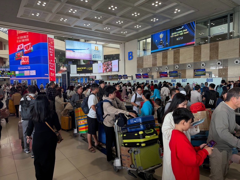 Không chỉ Nội Bài, sân bay Tân Sơn Nhất cũng ghi nhận lượng khách ở mức kỷ lục trong hơn 10 năm qua. Riêng ngày mùng 4 tết (20/2), tổng lượng khách thông qua sân bay đạt gần 170.000 lượt với khoảng 1.037 chuyến bay đi và đến, trong đó có 962 chuyến bay chở khách, tăng khoảng 50.000 lượt so với ngày thường và tăng 15% so với cùng kỳ năm trước.