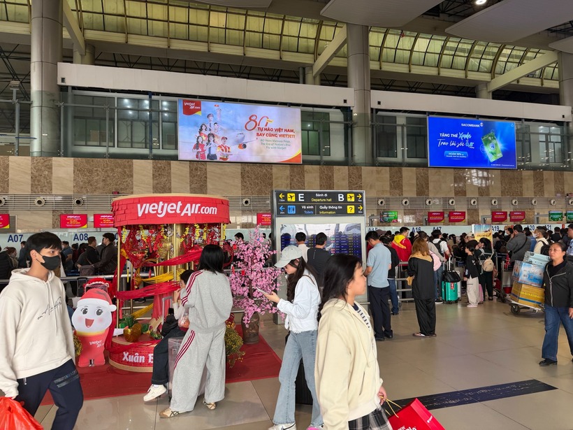 Khoảng 15h, khu vực làm thủ tục của Vietnam Airlines tại sảnh A-B chật kín người, hành khách đẩy hành lý xếp hàng kéo dài ra tận cửa vào sảnh sân bay. Nhân viên mặt đất liên tục hướng dẫn, phân luồng để hỗ trợ hành khách làm thủ tục kịp giờ bay. Tại khu vực làm thủ tục của Vietjet Air, Bamboo Airways và Sun PhuQuoc Airways, hành khách cũng nhích từng bước giữa "biển người" chờ check-in, gửi hành lý.