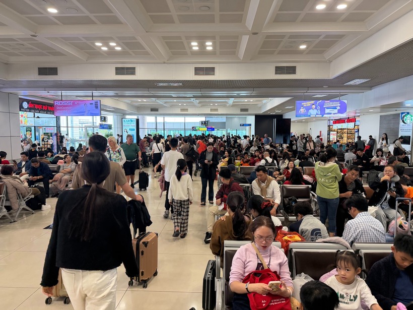 Chiều mùng 4 tết (20/2), khu vực sảnh A và B nhà ga quốc nội sân bay Nội Bài rơi vào tình trạng quá tải cục bộ khi lượng hành khách tăng đột biến, đặc biệt trên các chặng bay từ Hà Nội vào TP.HCM và các tỉnh phía nam sau kỳ nghỉ tết.