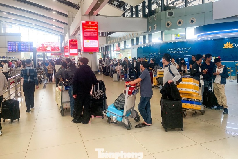 Khu vực phòng chờ gần như không còn chỗ trống.