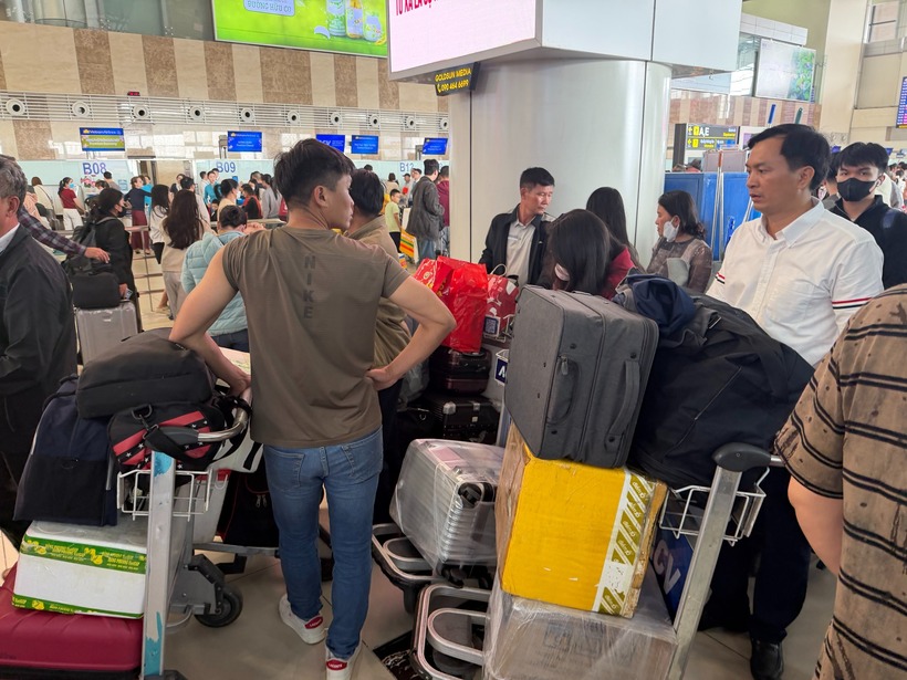 Tương tự, tại sân bay Cần Thơ, lượng hành khách trong ngày mùng 4 Tết cũng tăng cao, không khí tại nhà ga trở nên nhộn nhịp hơn so với những ngày trước đó.