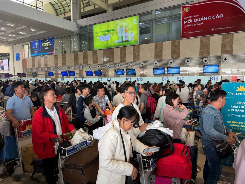 Trước đó, mùng 3 tết, sân bay Tân Sơn Nhất cũng đã khai thác 922 chuyến bay với hơn 151.000 lượt khách, cho thấy nhu cầu di chuyển bằng đường hàng không dịp cao điểm sau tết năm nay tăng mạnh, đặc biệt trên các trục bay lớn như Hà Nội - TP.HCM và các đường bay kết nối các trung tâm du lịch, kinh tế.