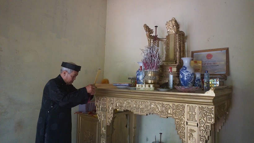 Cụ Lê Đức Tiến là người trông coi hương khói tại đền.