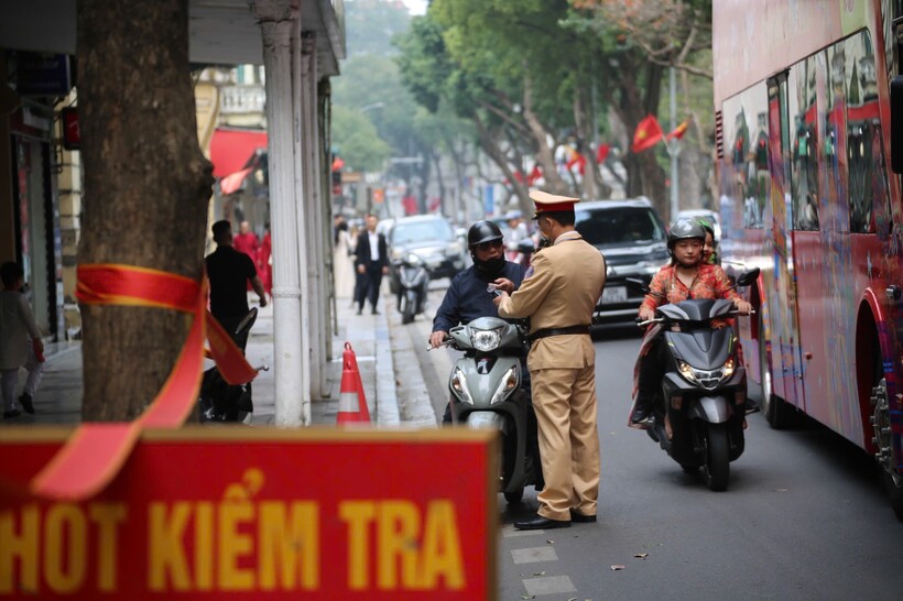 Cán bộ Công an TP Hà Nội làm nhiệm vụ kiểm soát giao thông dịp Tết Nguyên đán.