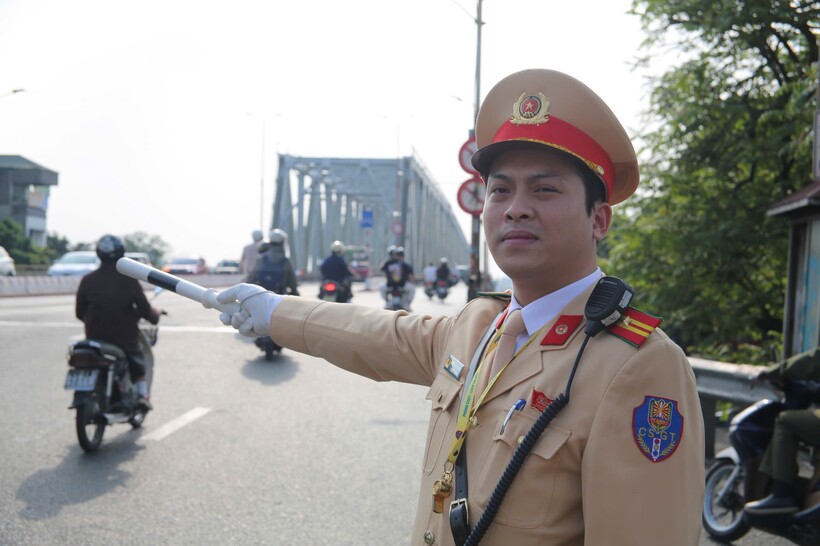 CSGT làm nhiệm vụ tại Bắc cầu Chương Dương.