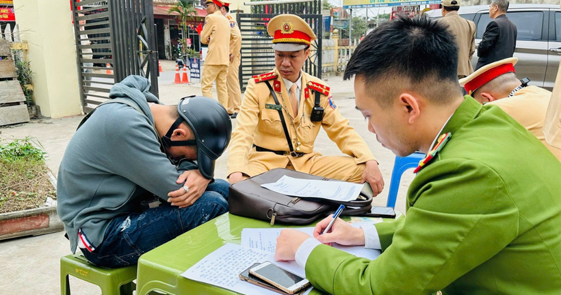 Tổ công tác tiến hành lập biên bản bắt người phạm tội quả tang về hành vi chống người thi hành công vụ; thu giữ tang vật, phương tiện và đưa đối tượng về trụ sở để tiếp tục điều tra, xử lý. (Ảnh: Bộ Công an)