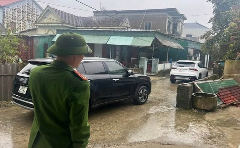 Công an phường Trần Phú, Hà Tĩnh, đến hiện trường xử lý việc đỗ 2 ô tô chắn đường cản trở giao thông. (Ảnh: Lao động)