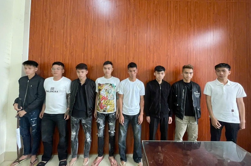 Nhóm đối tượng đi xe máy mang theo dao, kiếm, đâm chém một thiếu niên khiến nạn nhân bị thương, phải nhập viện. Ảnh: VTC News.