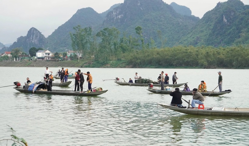 Hiện trường khu vực xảy ra vụ lật thuyền trên sông Gianh, đoạn qua xã Tuyên Bình (Quảng Trị), nơi lực lượng chức năng đang tổ chức tìm kiếm các nạn nhân mất tích. (Ảnh: Dân Việt)