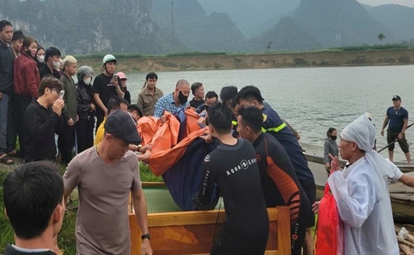 Thi thể cuối cùng trong vụ lật thuyền trên sông Gianh được tìm thấy. (Ảnh: Lao động)
