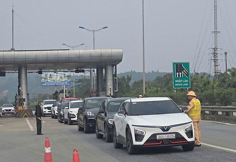 Quá trình kiểm soát các phương tiện, lực lượng CSGT đã xử lý gần 3.500 tài xế vi phạm nồng độ cồn. Ảnh: Lao Động.