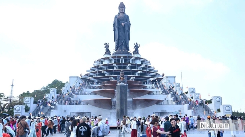 Có người đi cùng gia đình, có người đi cùng bạn bè, cũng có những người lặng lẽ một mình lên núi cầu bình an. Không khí trang nghiêm nhưng gần gũi tạo nên nét đặc trưng của lễ hội đầu xuân.