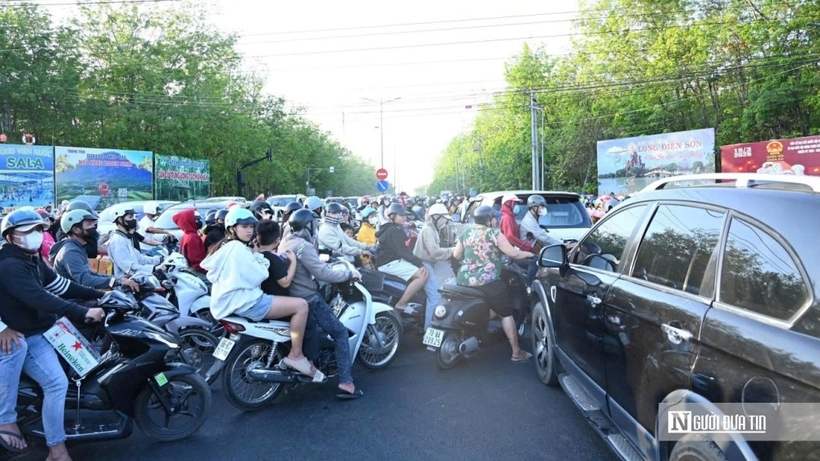 Ngay từ 6h sáng, các tuyến đường dẫn vào khu du lịch quốc gia Núi Bà Đen đã rộn ràng tiếng nói cười. Dòng xe máy, ô tô nối đuôi nhau nhích từng chút một.