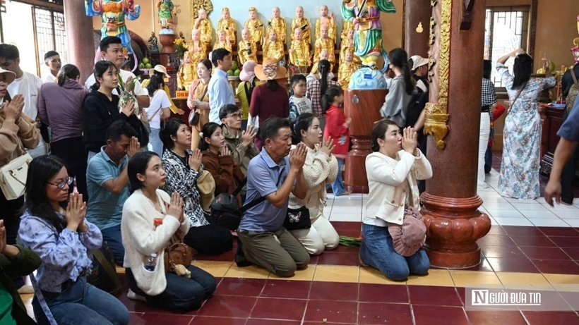 Đông đảo người dân và du khách thành tâm quỳ gối, chắp tay cầu nguyện trong không gian linh thiêng tại điện thờ trên đỉnh Núi Bà Đen sáng mùng 5 Tết.
