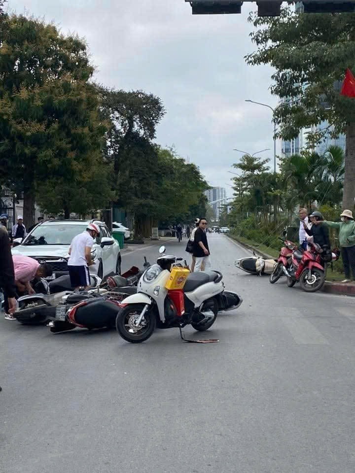 Hiện trường vụ nam tài xế 62 tuổi nghi đạp nhầm chân ga, tông 12 xe máy chờ đèn đỏ ở Hải Phòng - 1