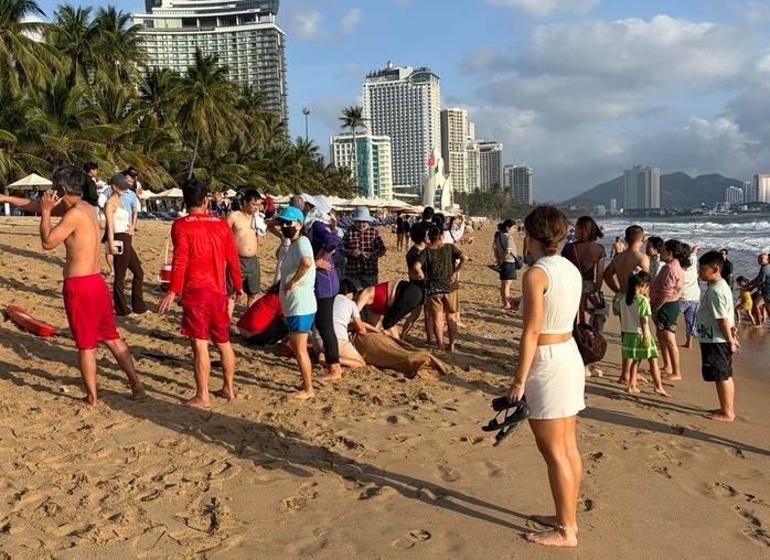Phát hiện thi thể người đàn ông ngoại quốc trôi dạt vào bờ biển Nha Trang. Ảnh: Người lao động