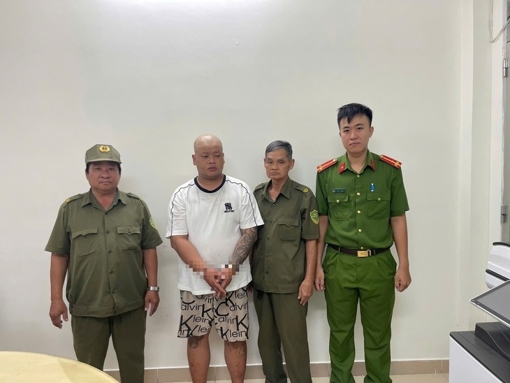 Đối tượng bị bắt giữ vì hành vi cướp giật điện thoại. Ảnh: Tuổi trẻ