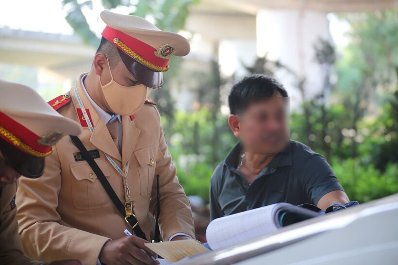 Theo quy định hiện hành, với vi phạm nêu trên, lái xe bị xử phạt 500.000 đồng/người vượt quá; chủ phương tiện (Công ty XTX vận tải N.B) bị xử phạt 2 triệu đồng.