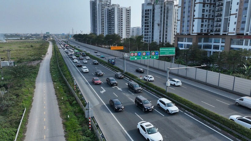 Dòng phương tiện đổ về Thành phố trên tuyến cao tốc Pháp Vân - Cầu Giẽ, chiều 20/2.