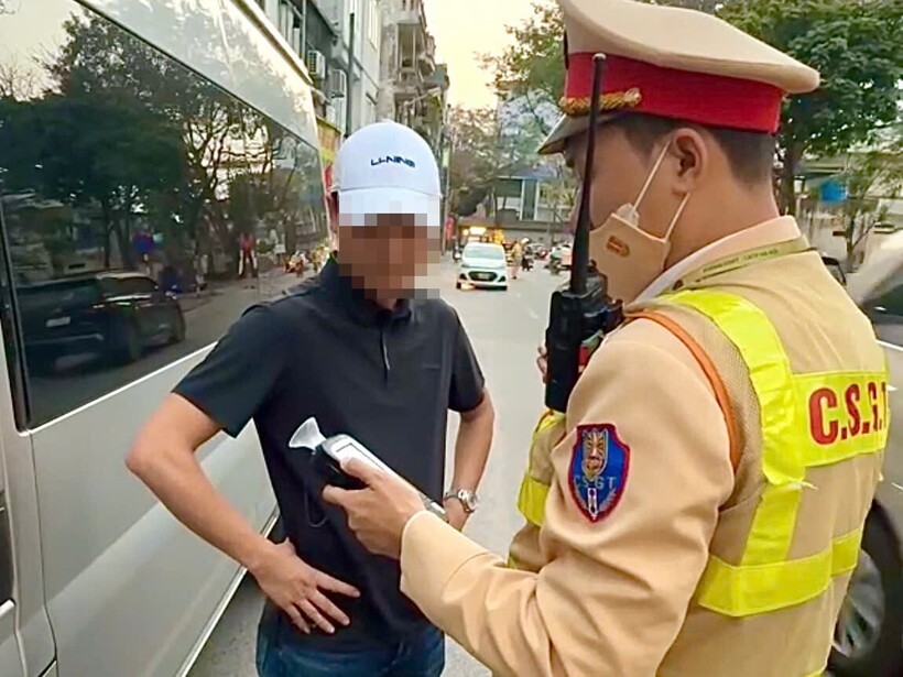 Tài xế điều khiển xe khách hợp đồng vi phạm nồng độ cồn.