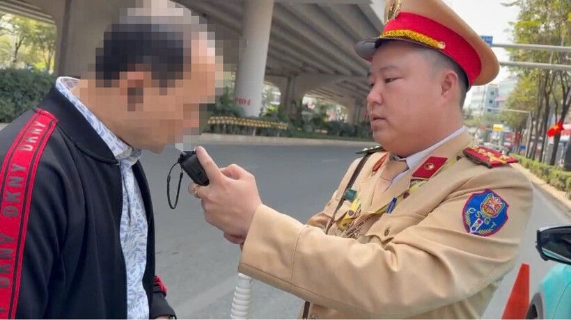 Chỉ sau khoảng 1 giờ, Cảnh sát phát hiện thêm 1 tài xế taxi vi phạm.